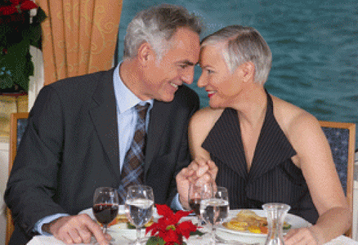 Disfruten de una cena romántica mientras navegan 